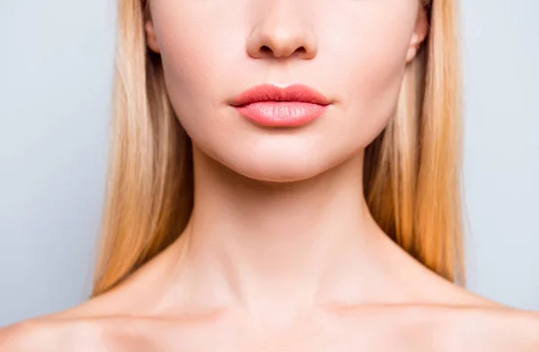 Закрыть обрезанное фото привлекательных женских губ без липсти — стоковое фото