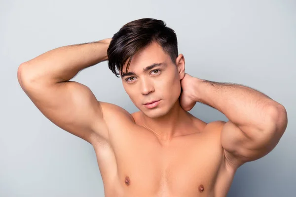 De cerca retrato de confianza sexy guapo musculoso chico touchi — Foto de Stock