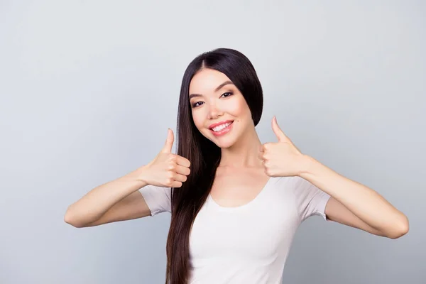 Primer plano retrato de tipo feliz bastante linda chica confiada con — Foto de Stock