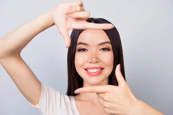 Primer plano de joven, feliz, hermosa, morena mujer haciendo marco — Foto de Stock