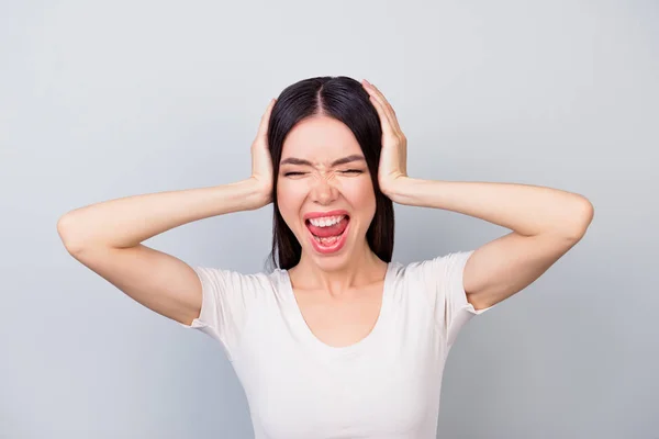 Primer plano retrato de amargo disgustado, molesto, mujer enojada screa — Foto de Stock