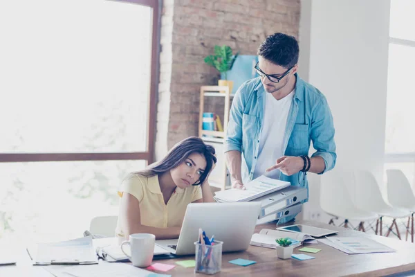 Beau gestionnaire n'est pas satisfait du travail de son assistant, po — Photo