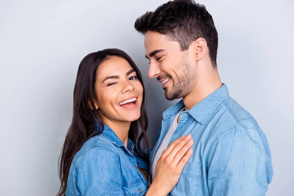 Närbild porträtt av caucasion underbara par - leende man med — Stockfoto