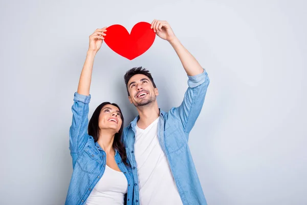 Historia de amor de caucasía hermosa pareja encantadora en traje casual — Foto de Stock