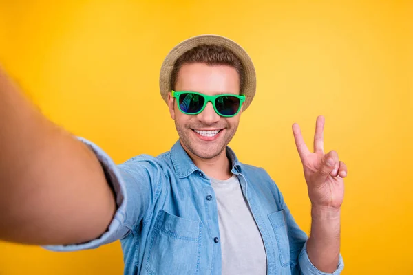 Self portrait of cheerful, bearded blogger in summer glasses, je — Stock Photo, Image