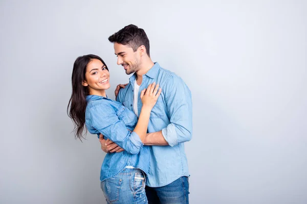 Porträt süßer hispanischer Liebhaber, bärtiger Mann umarmt Frau — Stockfoto