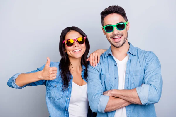 Parceiros bonitos legais atraentes em óculos de verão sorrindo para — Fotografia de Stock