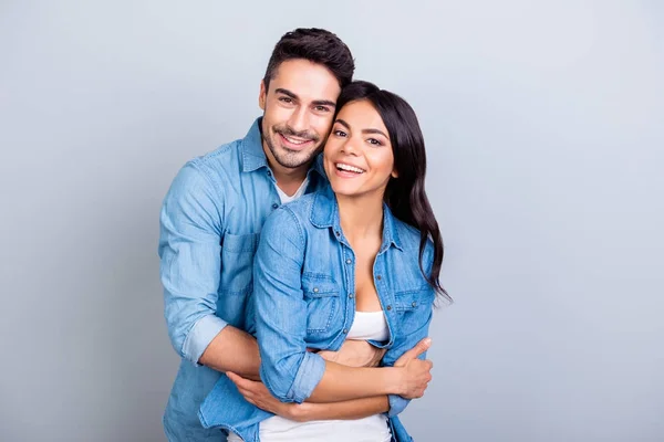 Porträtt av glada härliga söta par med strålande leenden hugg — Stockfoto