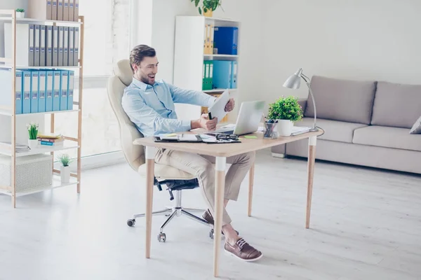 Ha-ha! De beste wedstrijd die ik ooit heb gespeeld! Vrolijke vrolijke gelukkig e — Stockfoto