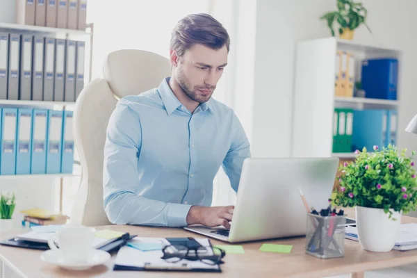 Portret van vertrouwen ernstig geconcentreerde hardwerkende drukke slijtage — Stockfoto