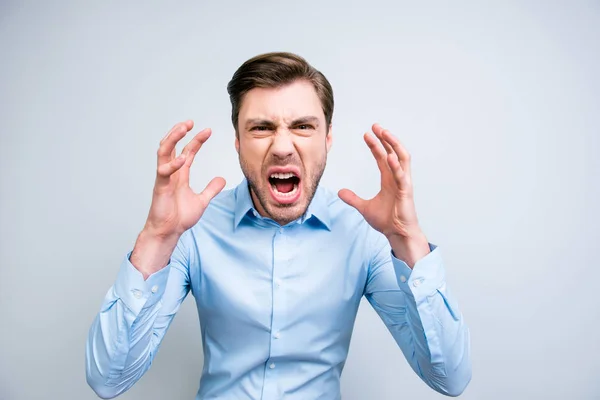 Retrato de muito irritado, irritado, homem selvagem gritando, gritando, hol — Fotografia de Stock