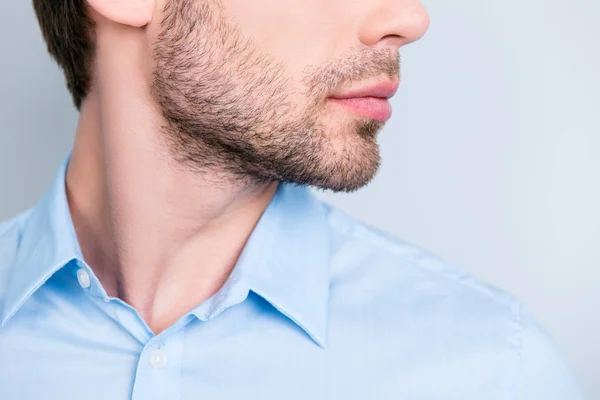 Close-up van bijgesneden halve gezicht foto van stijlvolle jonge man borstelharen — Stockfoto