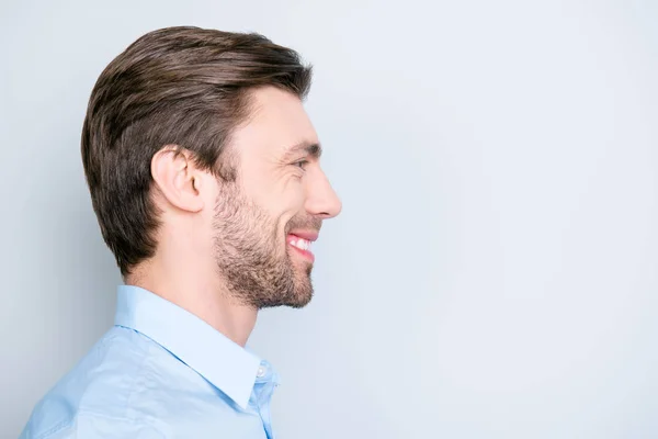 Крупный боковой портрет молодого, бородатого, счастливого, улыбающегося менеджера — стоковое фото