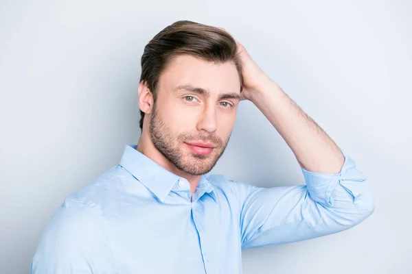 Close-up van portret van aantrekkelijke man zijn perfect haar aanraken een — Stockfoto