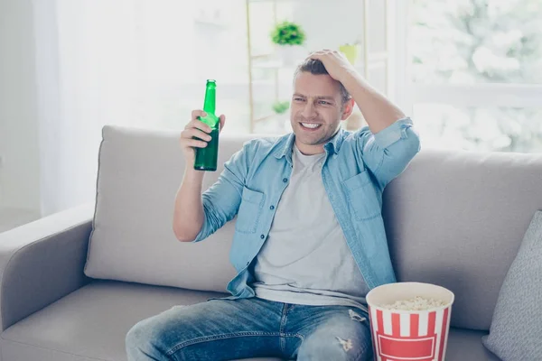 Atractivo, chico decepcionado viendo fútbol, su equipo pierde , — Foto de Stock