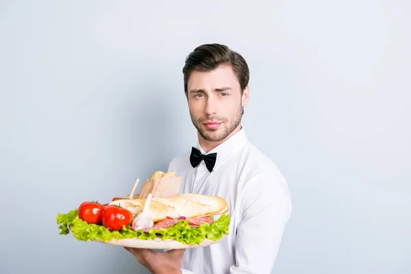 Knappe zelfverzekerd en lachende ober is klaar om uw orde — Stockfoto