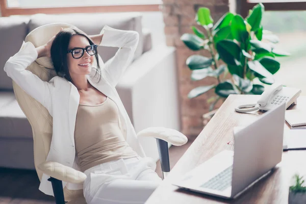 Belle, indépendante, femme mignonne en costume blanc, tenue formelle, glasse — Photo