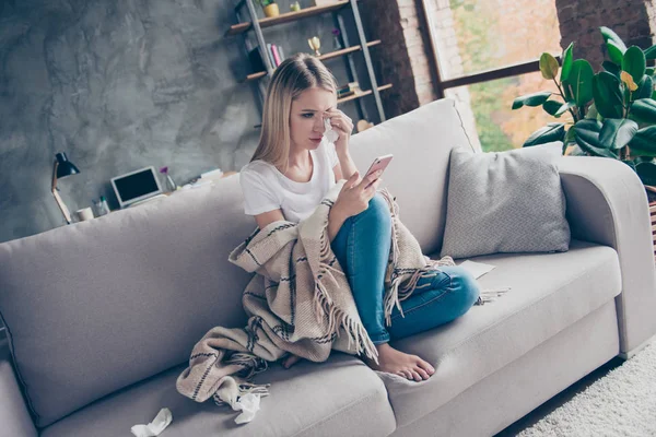 Enkele gefrustreerd uitgeput vrouw zit op een bank in een livi — Stockfoto