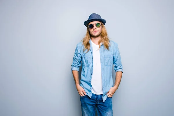 Retrato de cool, cara na moda em chapéu, jeans desgaste, segurando ha — Fotografia de Stock