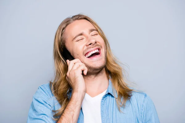 Porträt eines lachenden, jungen, attraktiven, fröhlichen Typen mit enger — Stockfoto