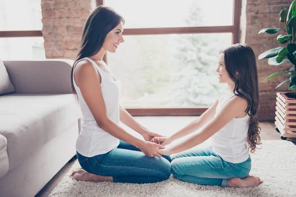 Konzept der guten Beziehung zwischen Mutter und Tochter. sie ein — Stockfoto