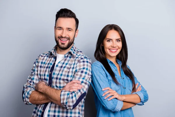 He vs She ritratto di caucasico, coppia ispanica in camicia - uomo — Foto Stock