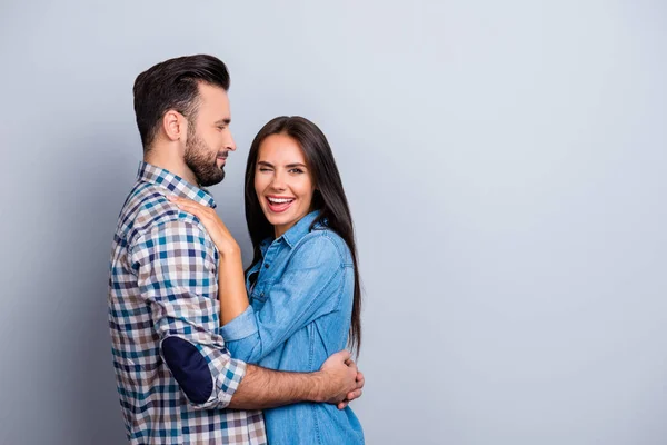 Retrato de pareja caucásica, atractiva en camisas - hombre con b — Foto de Stock