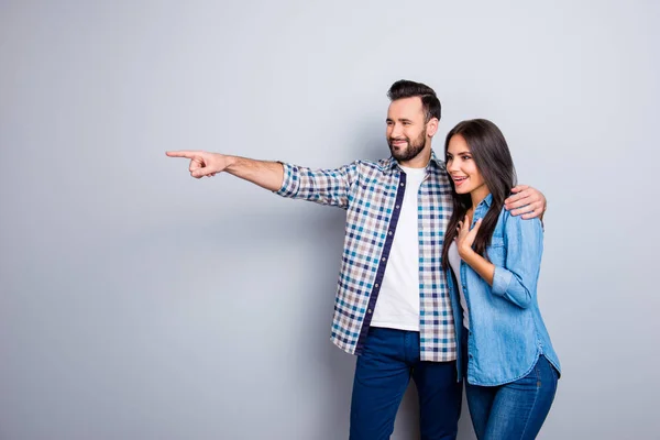 Baard, glimlachend man omarmen zijn enthousiast, charmante vriendin — Stockfoto