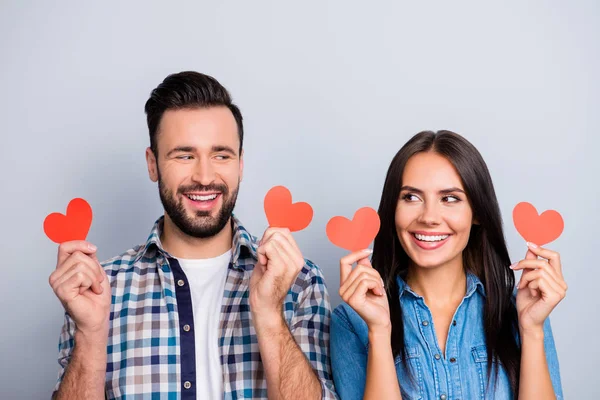 Historia de amor de dulce, alegre, positiva, sonriente pareja en camisa — Foto de Stock