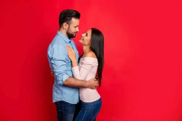 Vista lateral de pareja caucásica, atractiva y sonriente - hombre barbudo —  Fotos de Stock