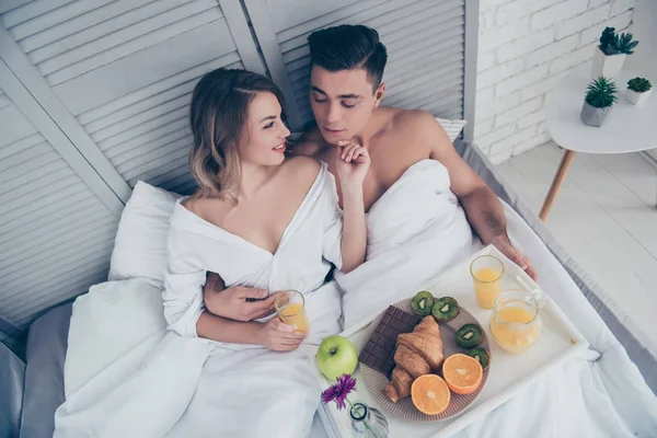Vista superior de pareja atractiva desayunando en mal, abrazando —  Fotos de Stock