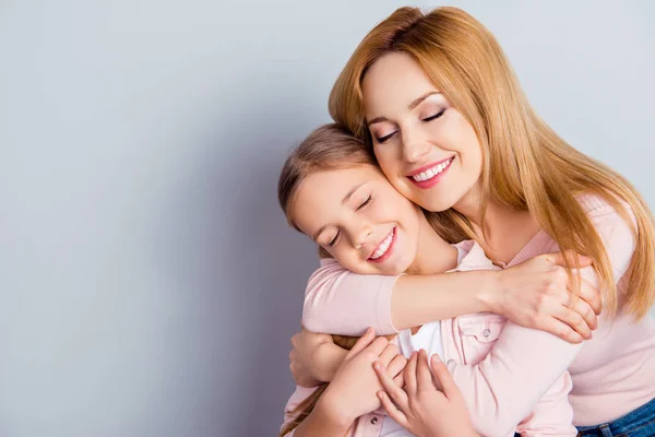 Porträtt med copyspace av pretty, härlig mor och dotter em — Stockfoto