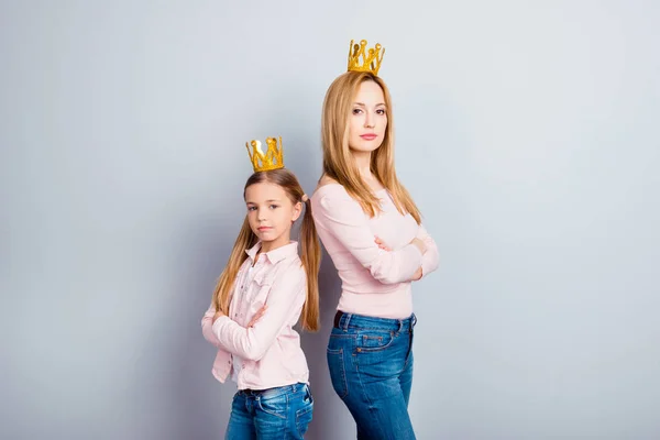 Charming, pretty mummy and daughter with crossed hands, back to — Stock Photo, Image