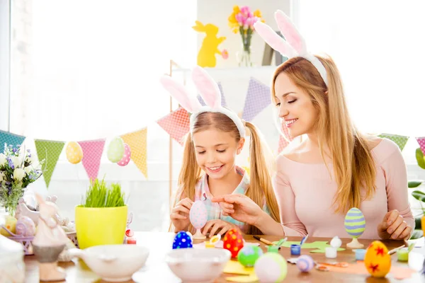 Happy Easter atmosfera! Śmieszne, Ładna, creative Mama nauczania, e — Zdjęcie stockowe