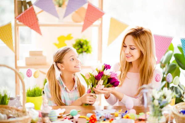Okouzlující usmívající se dcera prezentovat kytice barevné tulipány — Stock fotografie