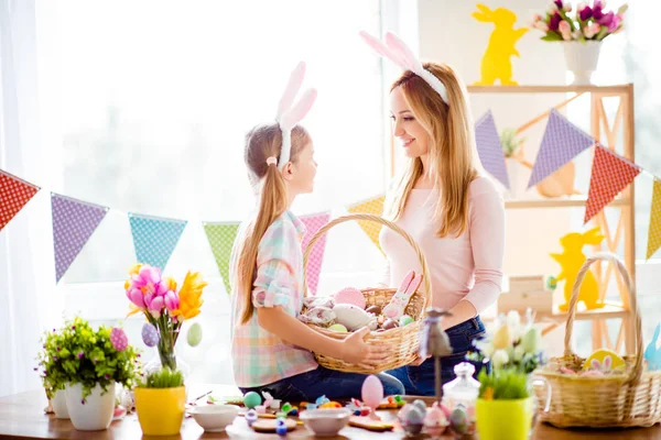 Malá dcera sedí na stole s barevnými dekoracemi, Kateřina — Stock fotografie