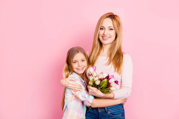 Hübsche, schöne Mutter und Tochter feiern Frauentag, umarmen sich — Stockfoto