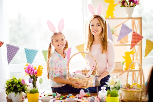 Pequena filha sentada na mesa com decorações coloridas, tuli — Fotografia de Stock