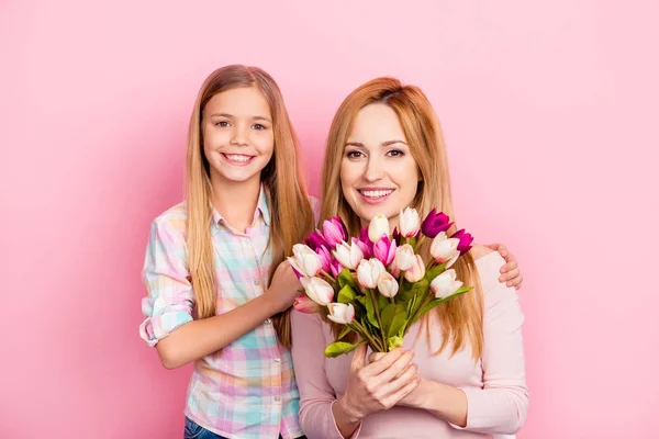 Vackra, härliga, trevliga, Mamma och dotter med strålande leenden celeb — Stockfoto