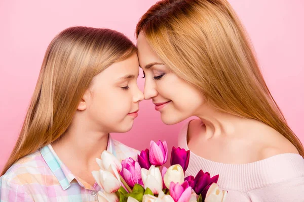 De cerca el perfil de agradable, encantadora madre e hija, nariz a no — Foto de Stock