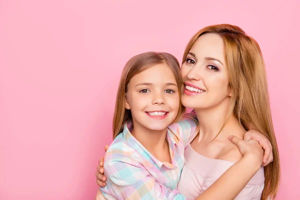 Primer plano retrato de bonita, encantadora madre e hija con b — Foto de Stock