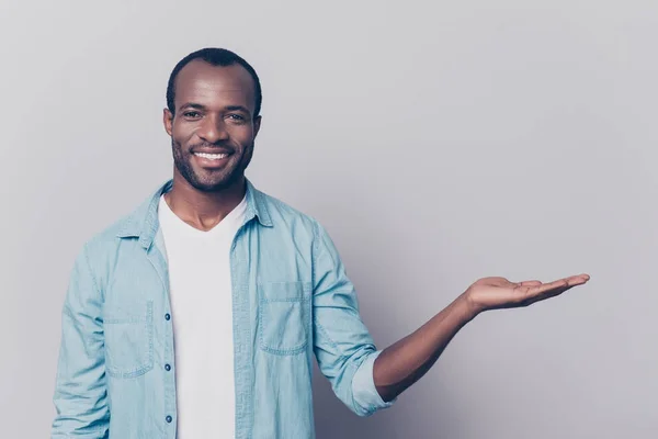 Portret van vrolijke onzorgvuldig vertrouwen aantrekkelijke jonge Afrikaanse — Stockfoto