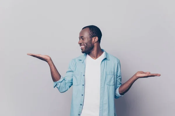 Portret van vrolijk opgewonden tevreden man gekleed in casual den — Stockfoto