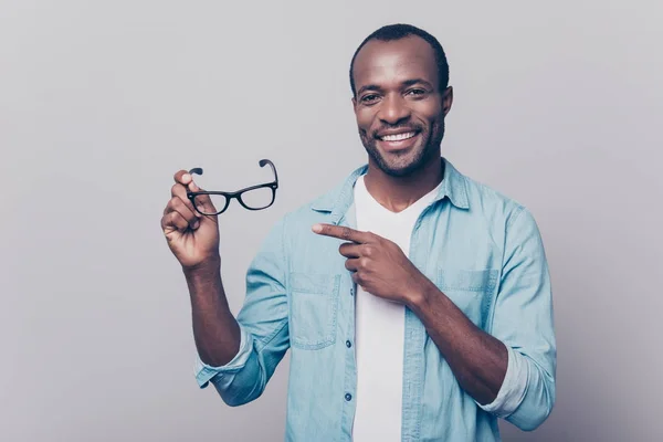 Wilt u proberen op? Portret van vertrouwen gelukkig lachend joyou — Stockfoto