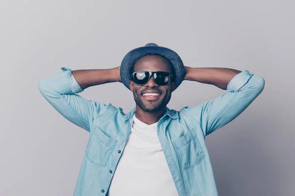 Retrato de legal bonito descuidado afro cara vestido no denim clo — Fotografia de Stock