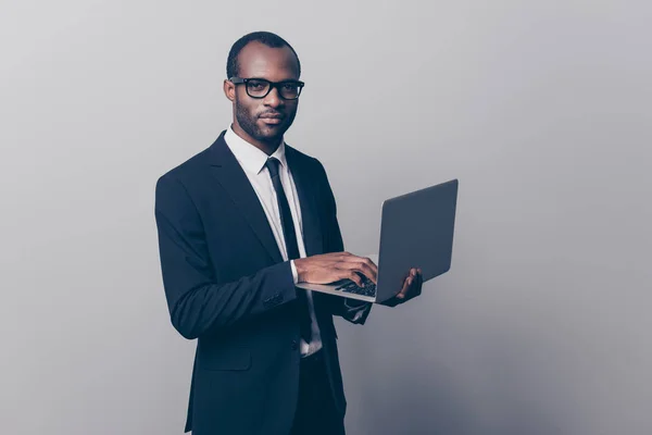 Half-turned portrait of experienced qualified successful online — Stock Photo, Image