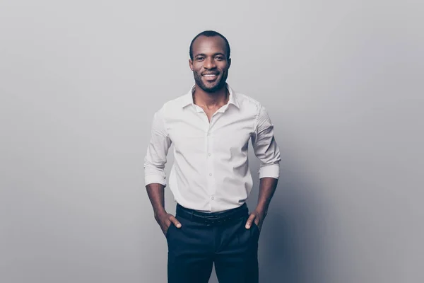 Retrato del hombre africano atractivo inteligente confiado alegre nosotros —  Fotos de Stock