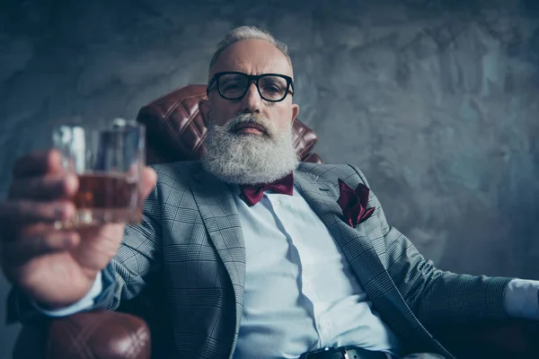 Atractivo, viejo inversor en gafas, sostener el vaso con brandy , — Foto de Stock