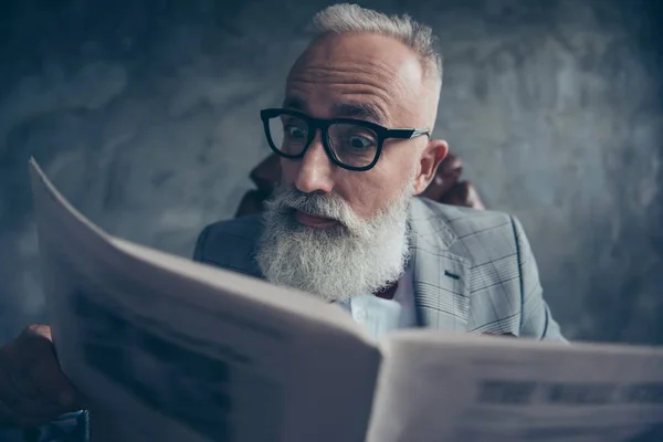 Serio, guapo, sorprendido, anciano, viejo hombre de negocios inteligente en —  Fotos de Stock