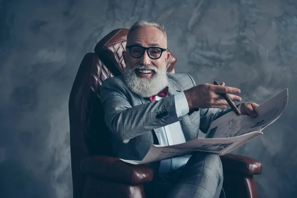 Atractivo, rico, viejo, risueño jefe con sonrisa radiante en vidrio — Foto de Stock